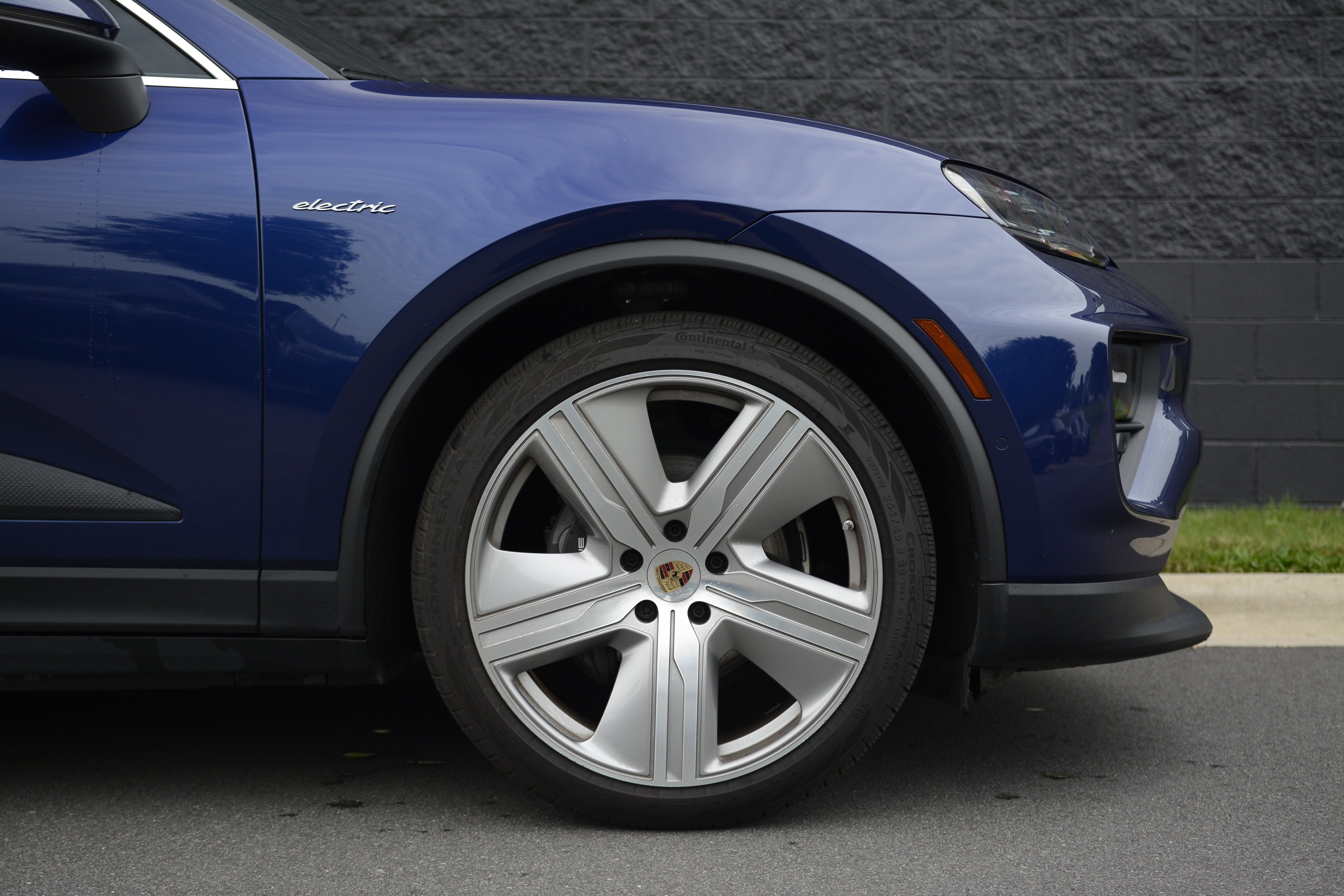 Certified 2024 Porsche Macan 4 Electric AWD/4WD image 11