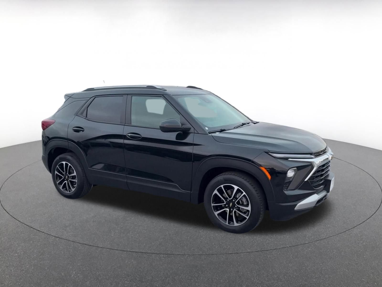 Used 2025 Chevrolet TrailBlazer LT image 2