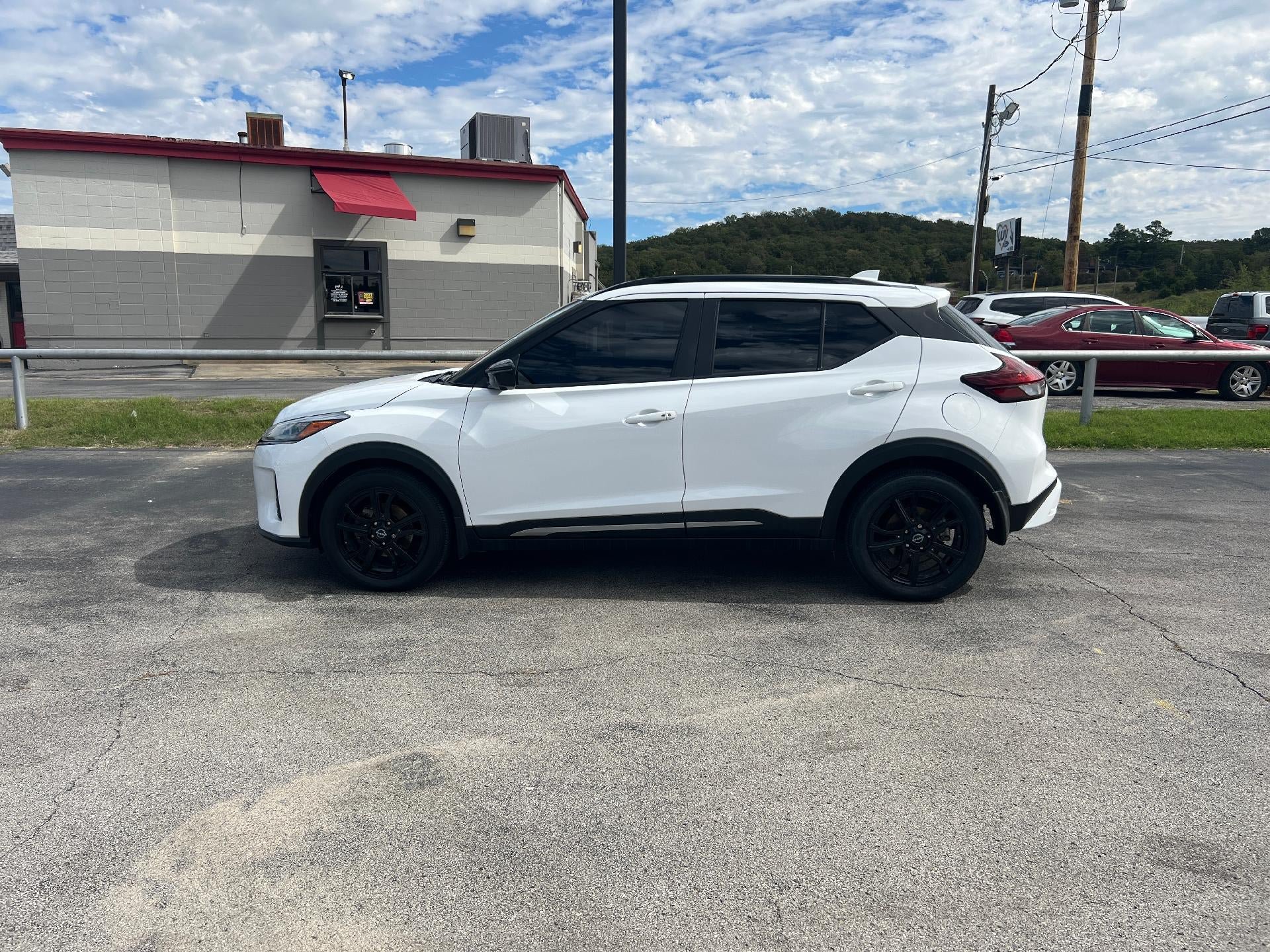 Used 2023 Nissan Kicks SR w/ SR Premium Package FWD image 6