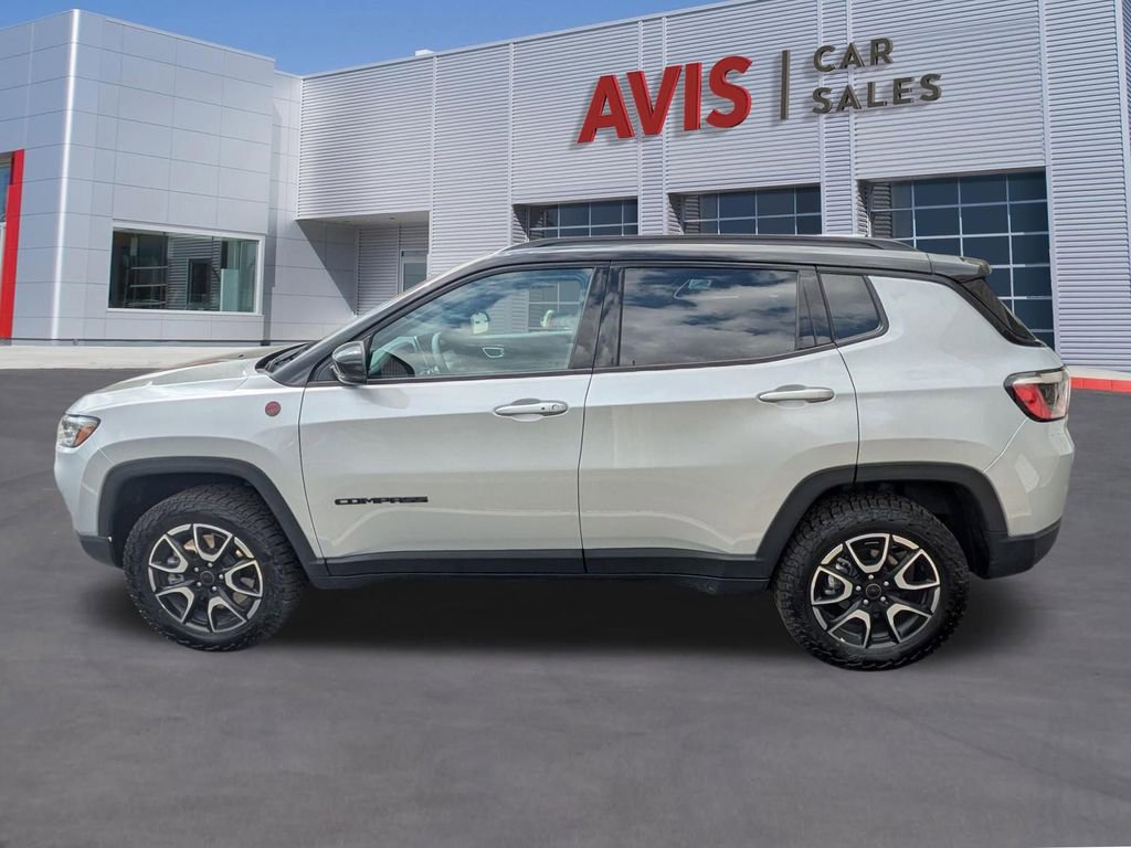 Used 2025 Jeep Compass Trailhawk AWD/4WD image 10