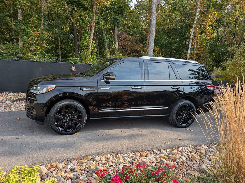 Used 2022 Lincoln Navigator Reserve image 2