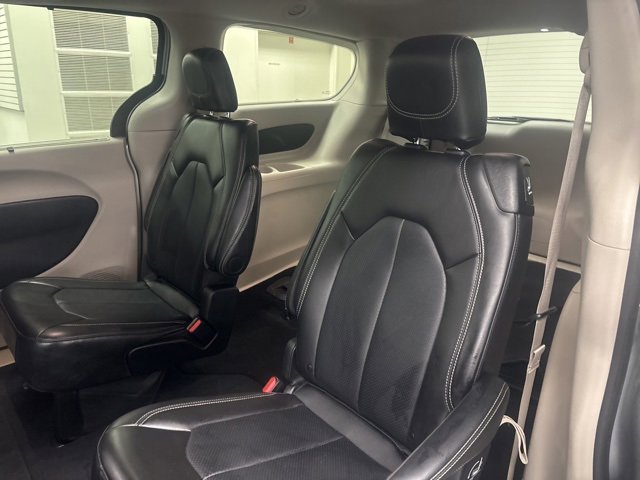 Used 2024 Chrysler Pacifica Touring-L image 12
