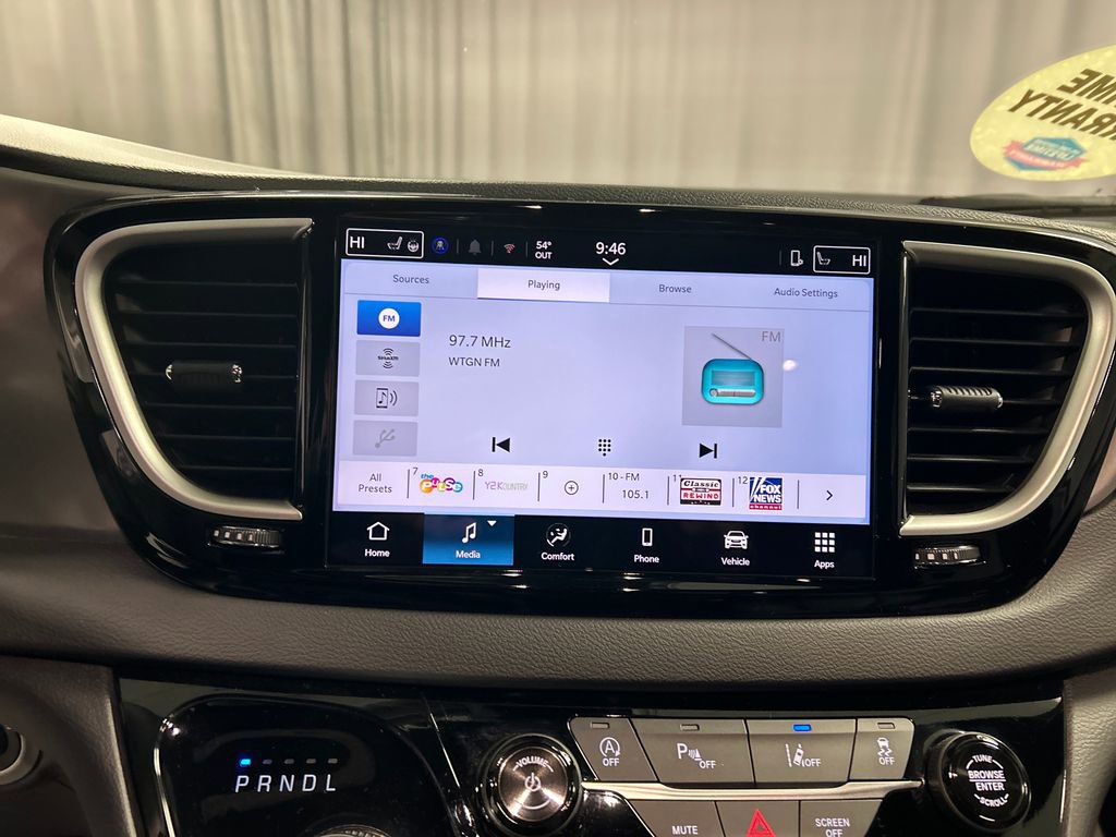 Used 2026 Chrysler Pacifica Select image 17