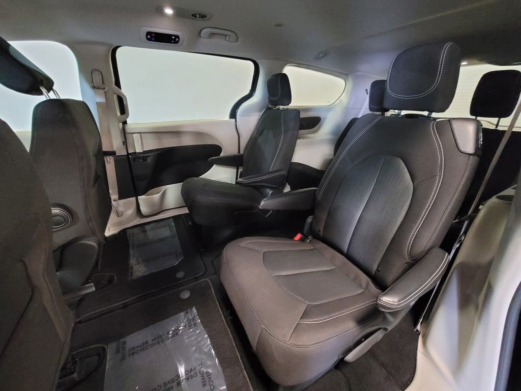 Used 2023 Chrysler Voyager LX image 9