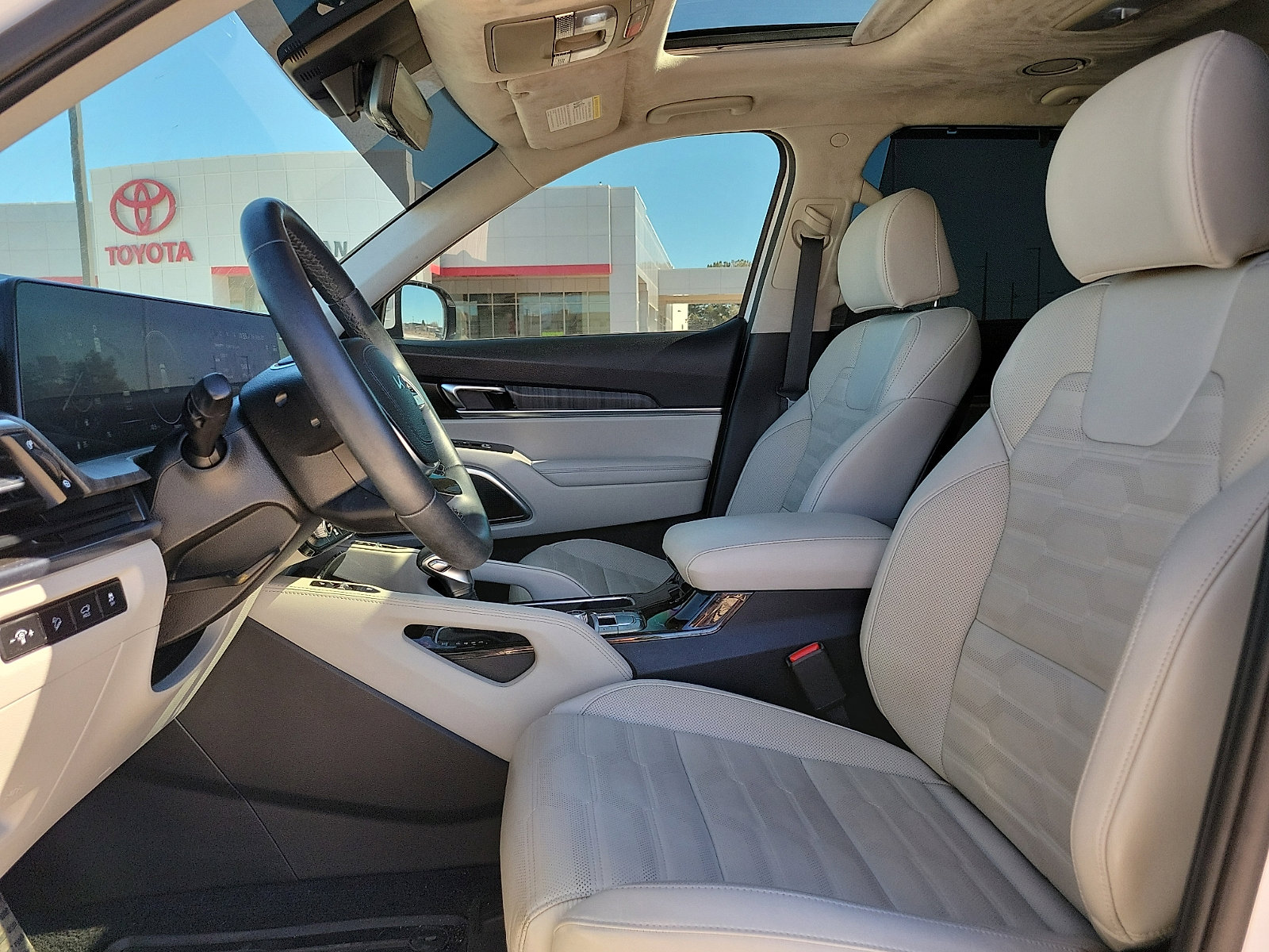 Used 2024 Kia Telluride SX Prestige w/ Towing Package image 12