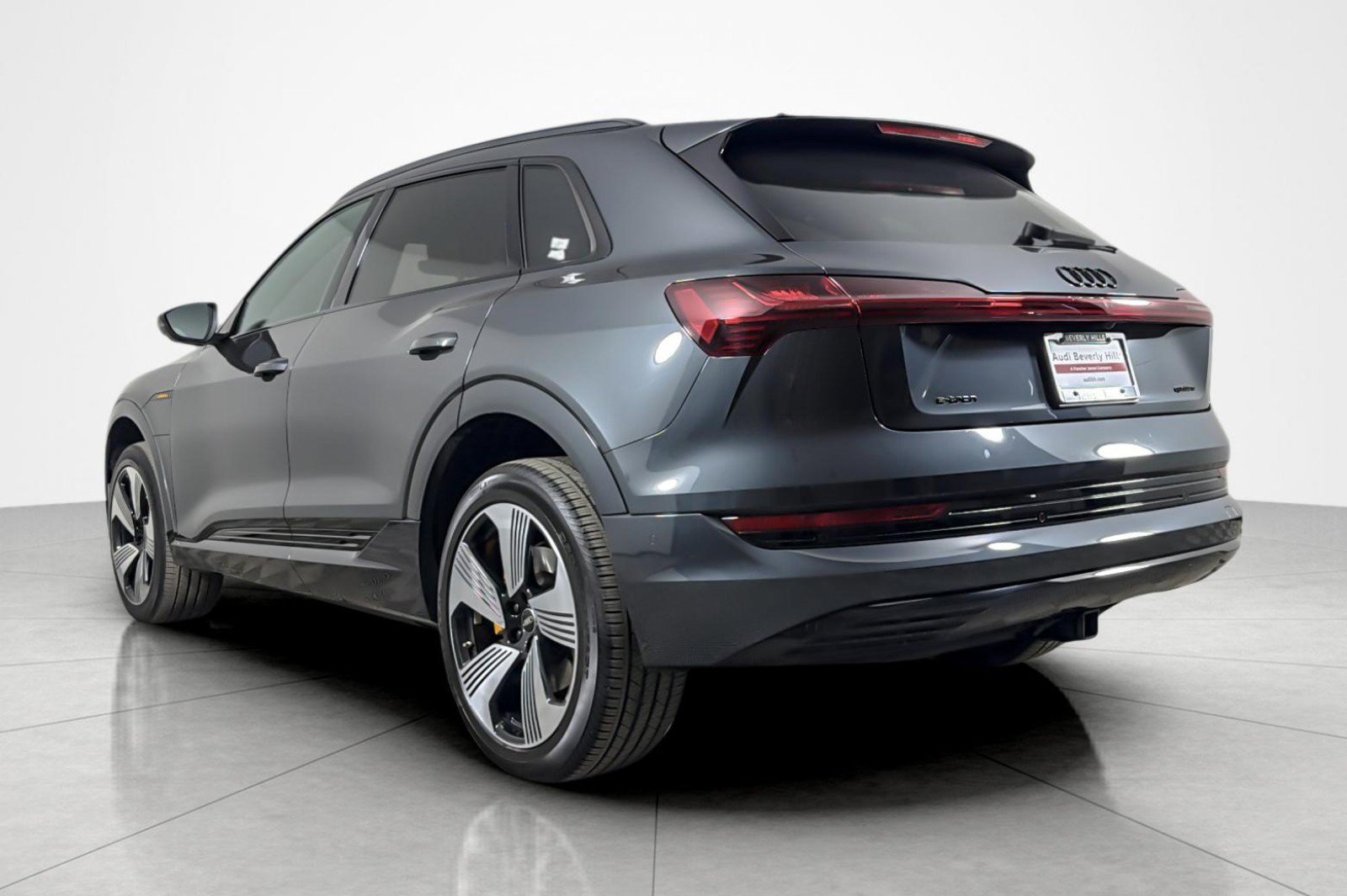 Used 2023 Audi e-tron Premium Plus w/ Premium Plus Package AWD/4WD image 3