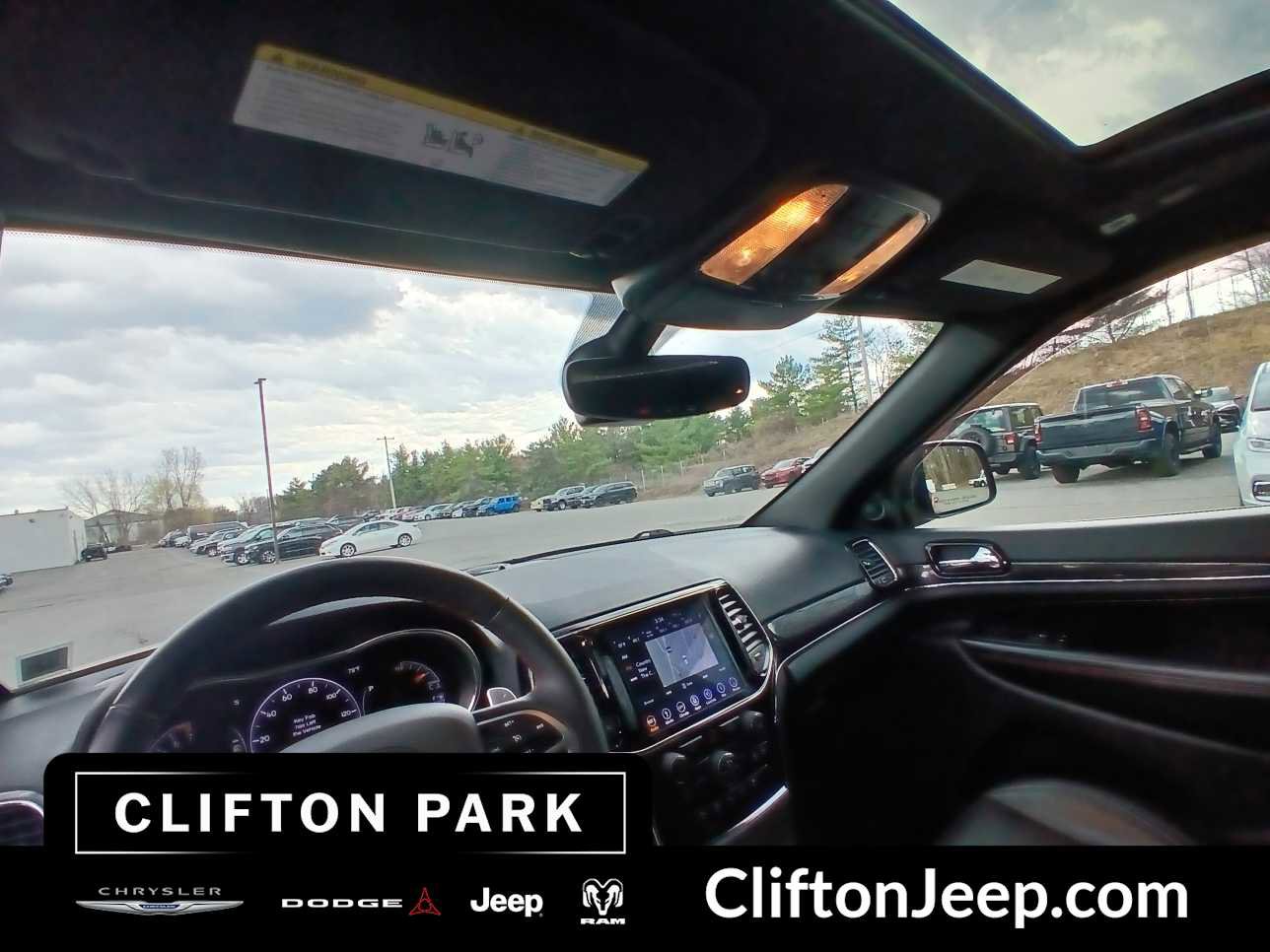 Used 2019 Jeep Grand Cherokee Trailhawk w/ Trailhawk Luxury Group AWD/4WD image 24
