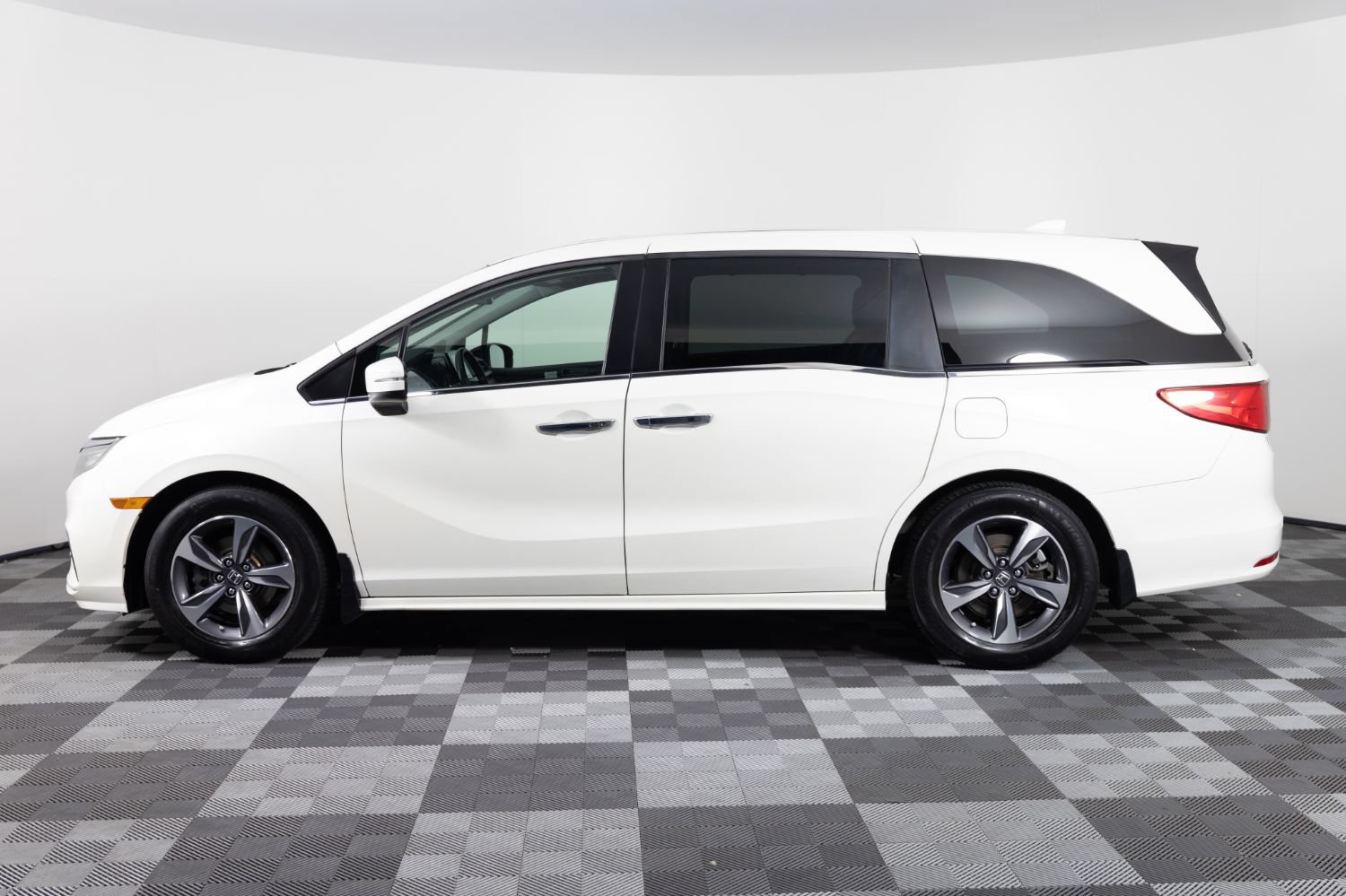 Used 2018 Honda Odyssey Touring image 3