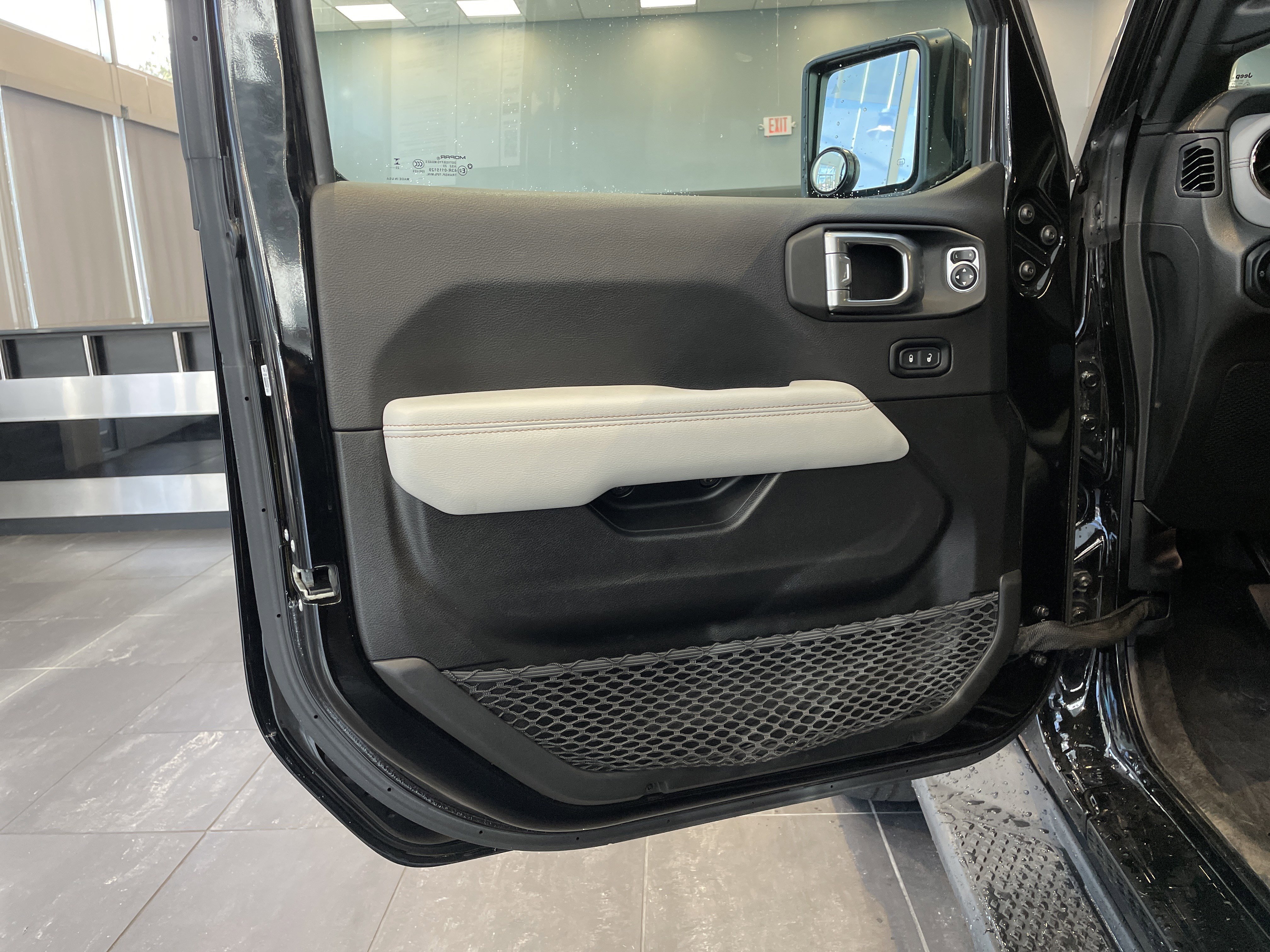 Used 2023 Jeep Gladiator Overland AWD/4WD image 14