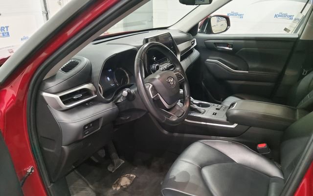 Used 2023 Toyota Highlander XLE FWD image 11