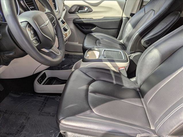 Used 2024 Chrysler Pacifica Touring-L image 15