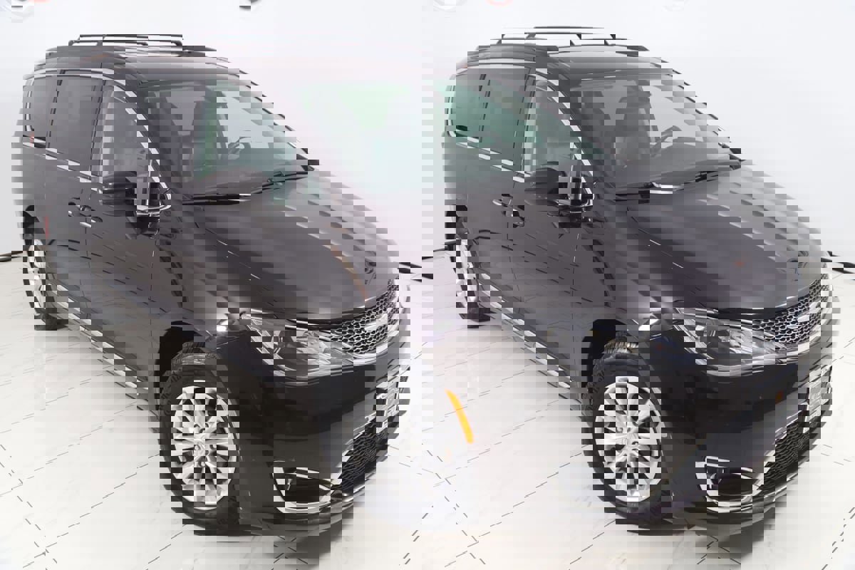 Used 2017 Chrysler Pacifica Touring-L image 16