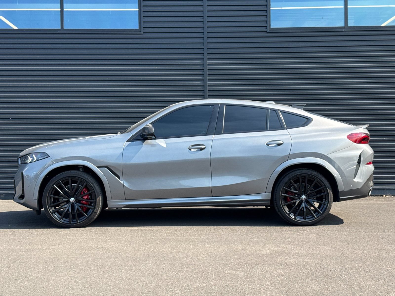 Used 2024 BMW X6 xDrive40i w/ Premium Package AWD/4WD image 3