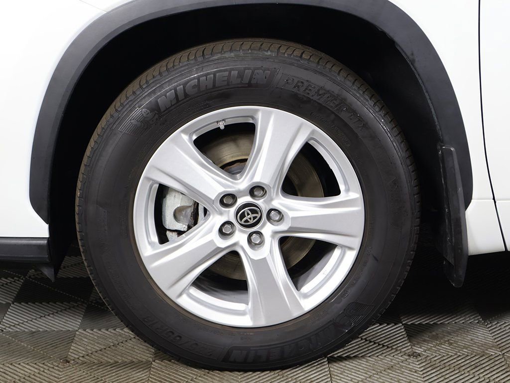 Used 2024 Toyota Highlander LE AWD/4WD image 20