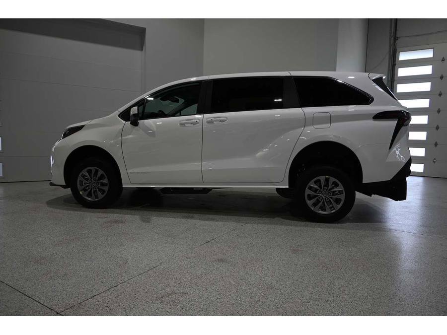 New 2026 Toyota Sienna LE FWD image 9