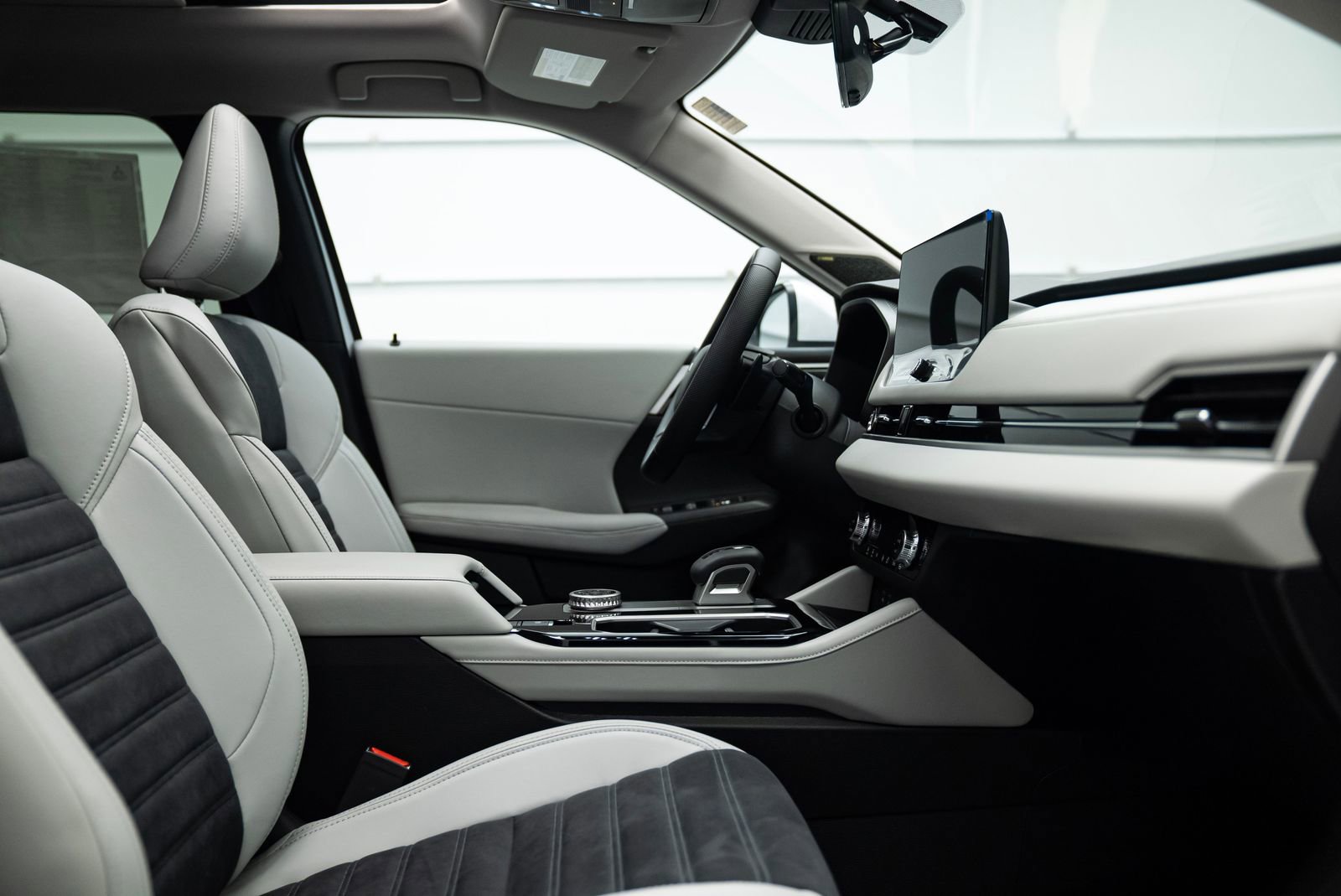 New 2026 Mitsubishi Outlander SE image 7