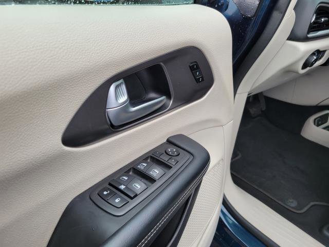 Used 2023 Chrysler Pacifica Touring-L image 7