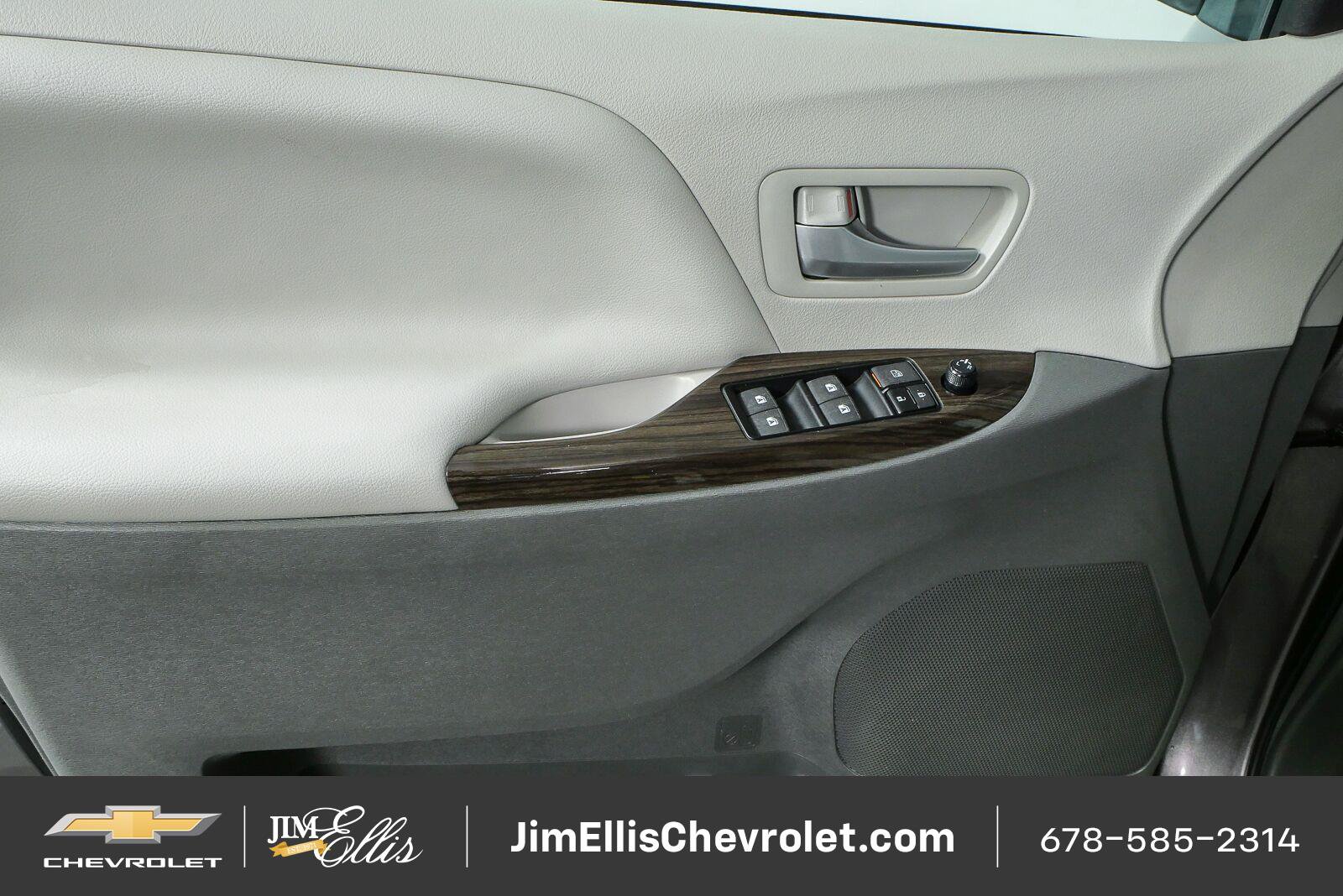 Used 2016 Toyota Sienna XLE FWD image 6
