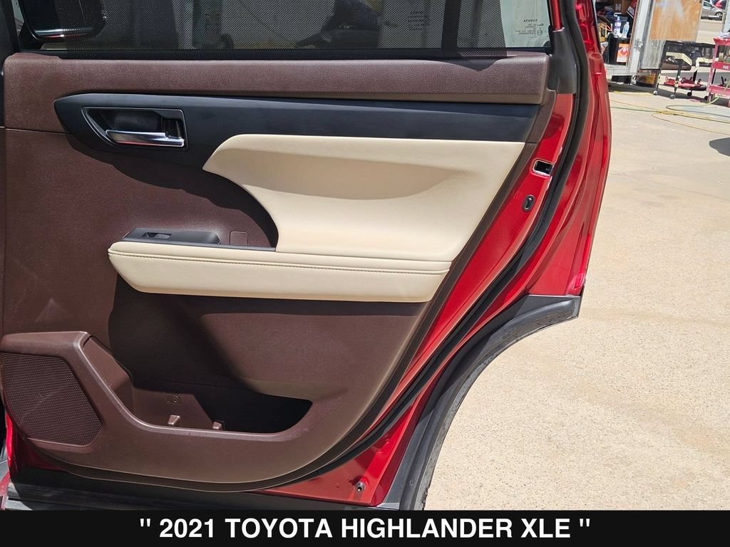 Used 2021 Toyota Highlander XLE AWD/4WD image 29