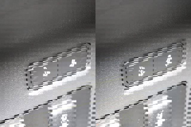 Used 2018 Land Rover Range Rover Velar R-Dynamic SE image 23