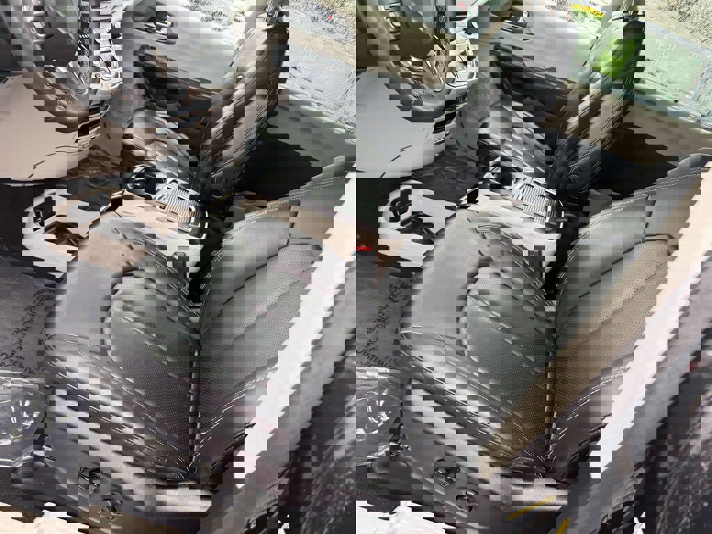 Used 2023 Chrysler Pacifica Touring-L image 7