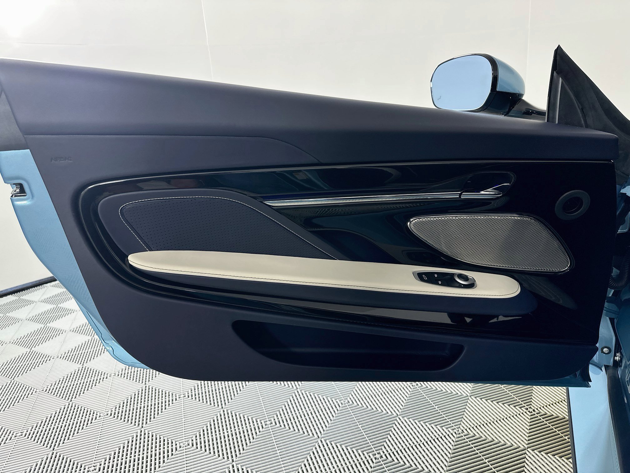 Used 2026 Aston Martin DB12 Convertible RWD image 19
