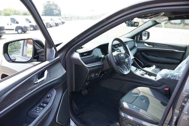 New 2025 Jeep Grand Cherokee Limited w/ Black Appearance Package image 10
