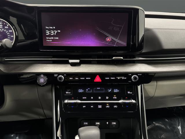 Used 2024 Kia Carnival EX image 8