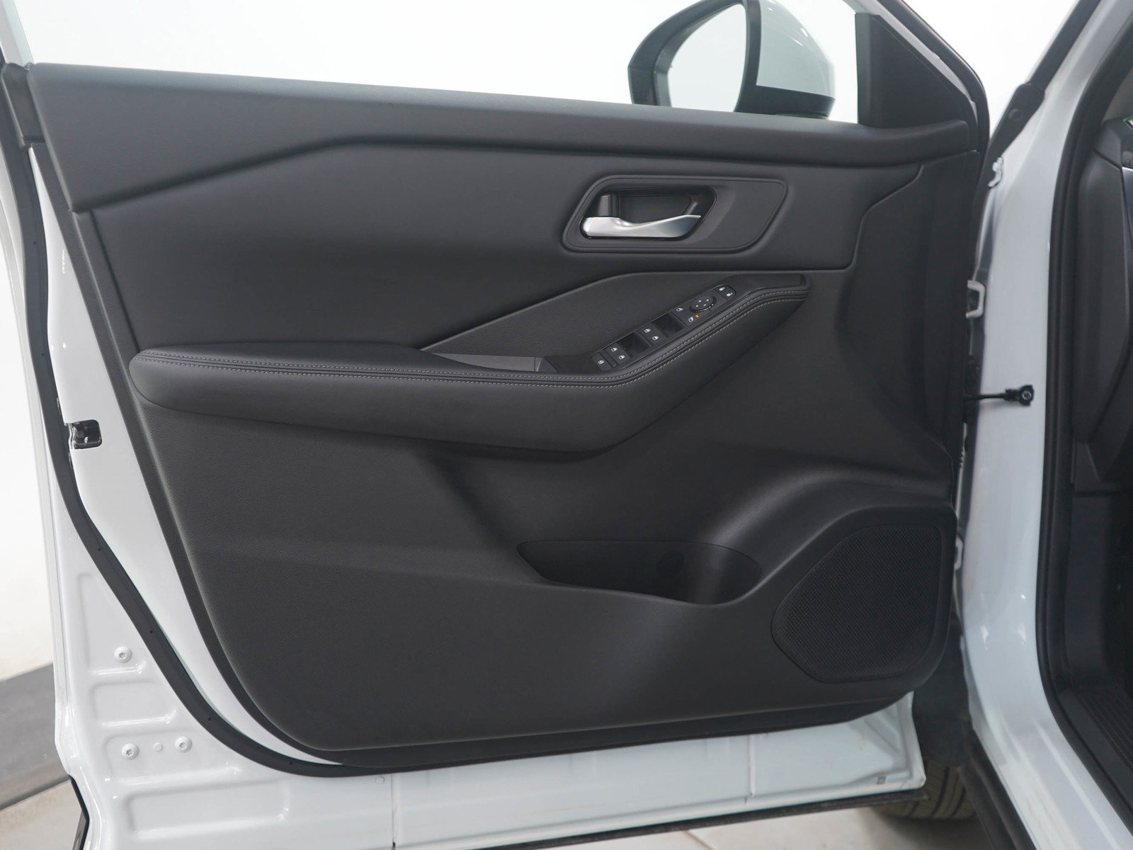 Used 2025 Nissan Rogue SV image 20