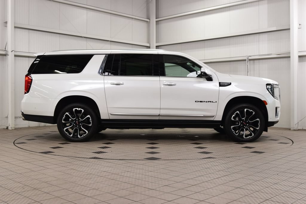 Used 2023 GMC Yukon XL Denali w/ Denali Reserve Package AWD/4WD image 9