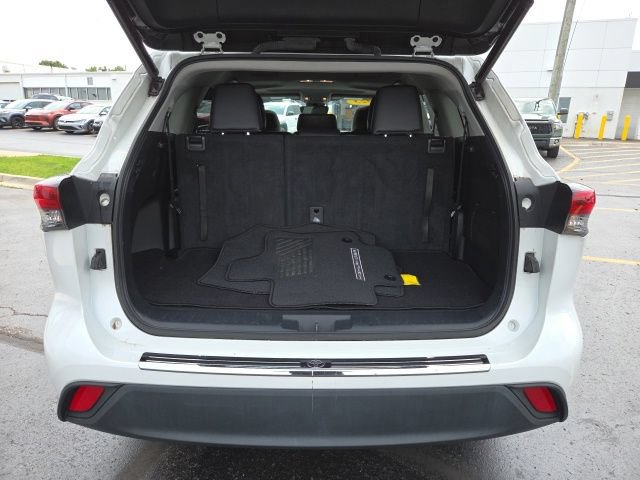 Used 2023 Toyota Highlander XLE AWD/4WD image 28
