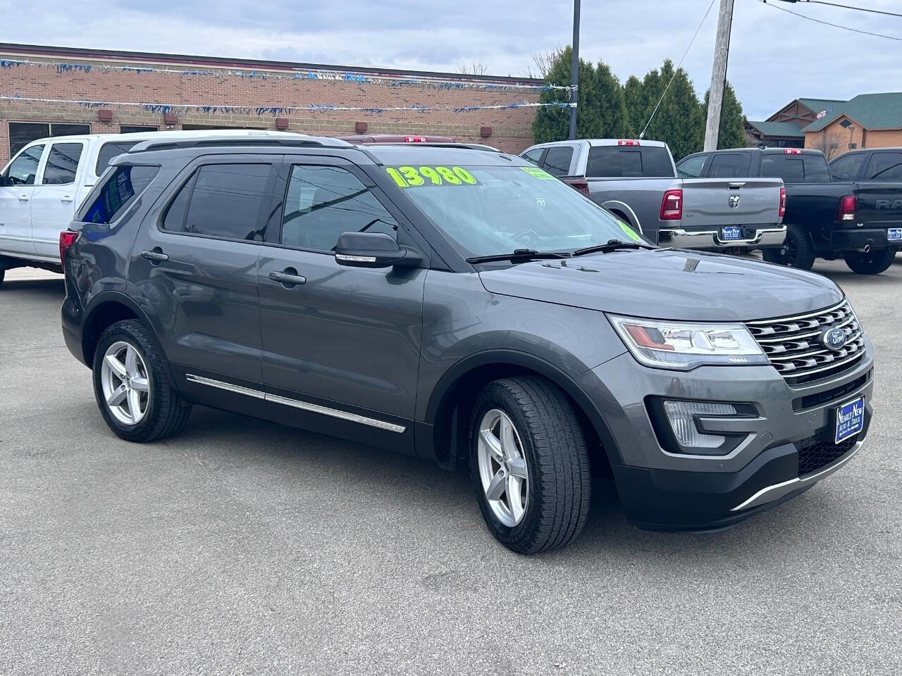 Used 2017 Ford Explorer XLT w/ Equipment Group 202A AWD/4WD image 4