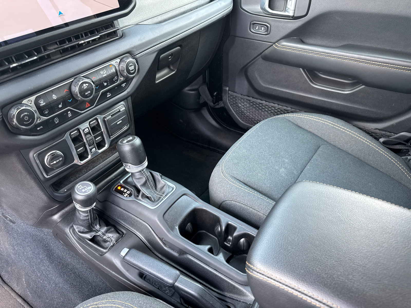Used 2024 Jeep Wrangler Unlimited Sahara w/ Technology Group AWD/4WD image 30