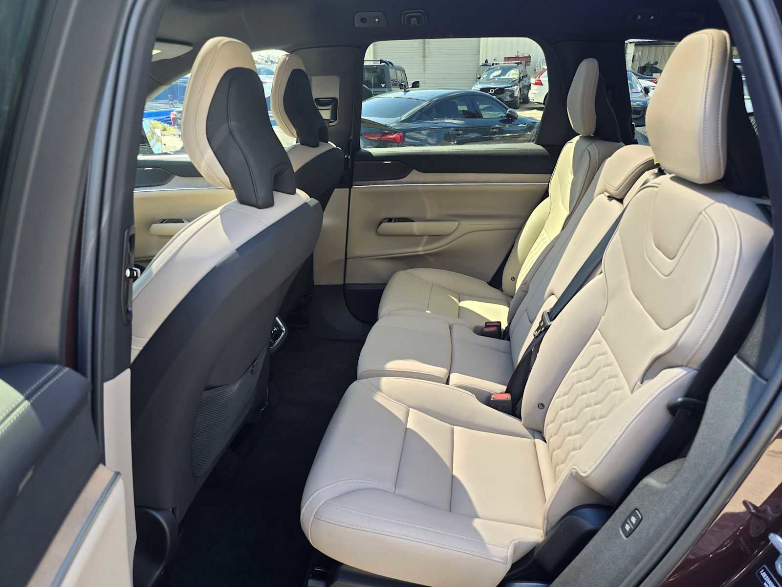 Certified 2025 Volvo EX90 Plus AWD/4WD image 17