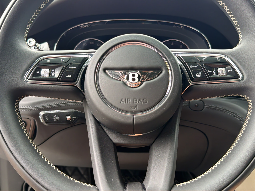 Used 2022 Bentley Bentayga AWD/4WD image 22