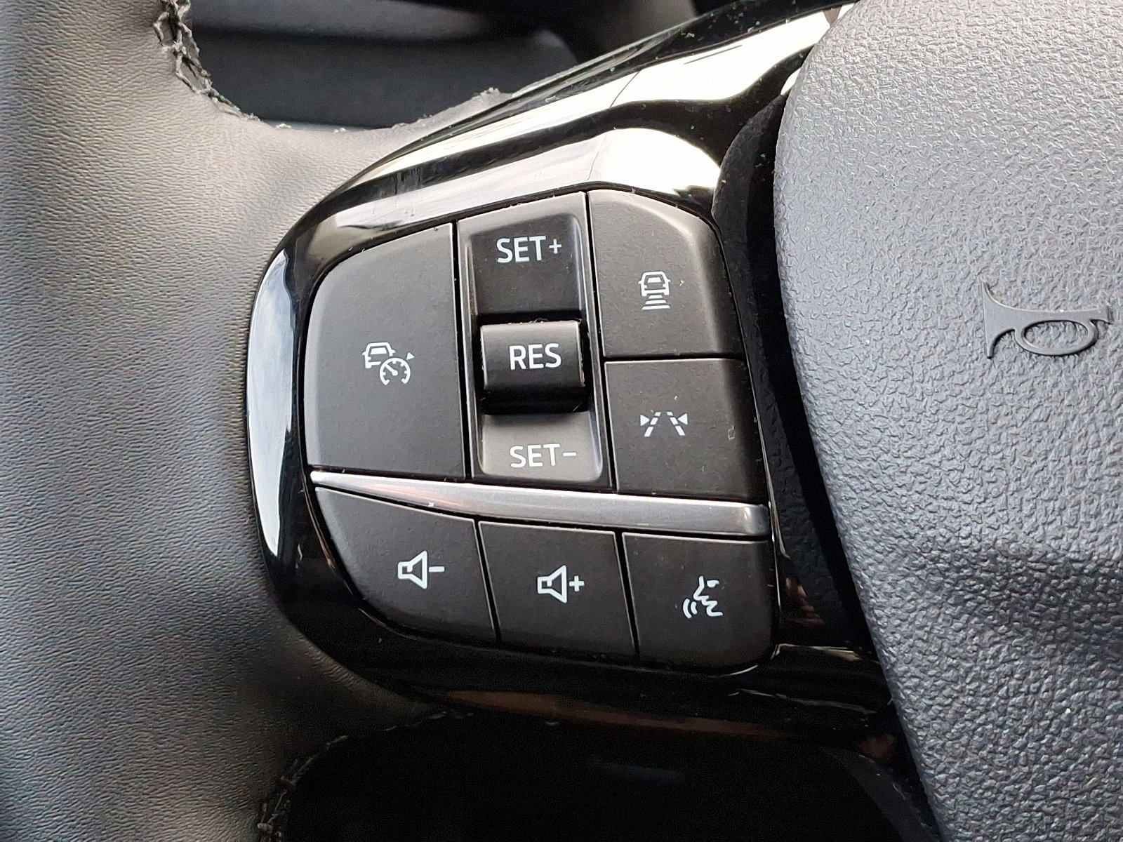 New 2025 Ford Escape Active w/ Active Premium Tech Pack image 14