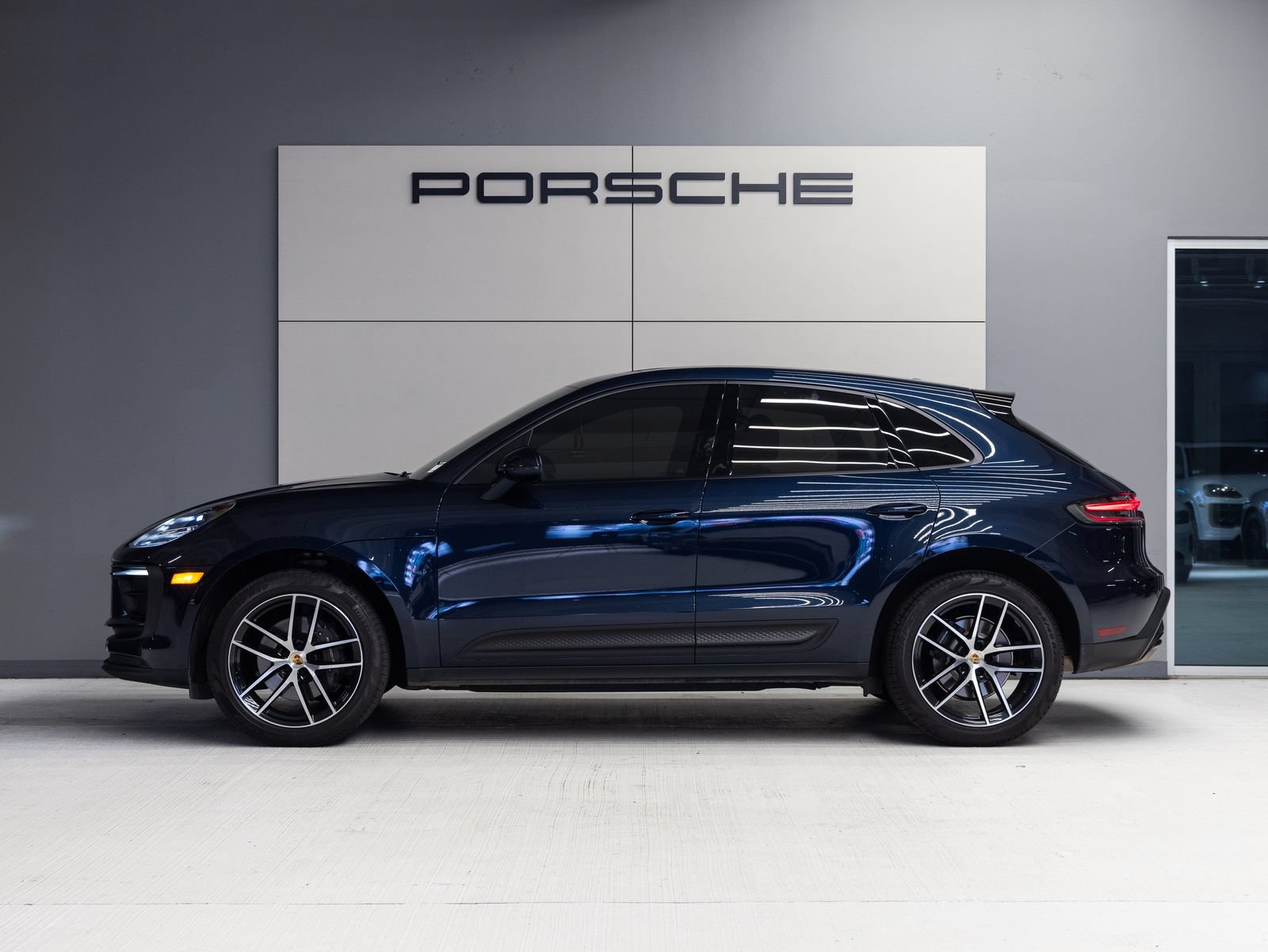 Certified 2023 Porsche Macan AWD/4WD image 2