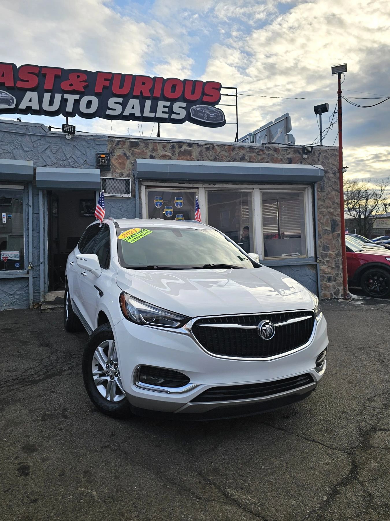 Used 2021 Buick Enclave Essence image 3