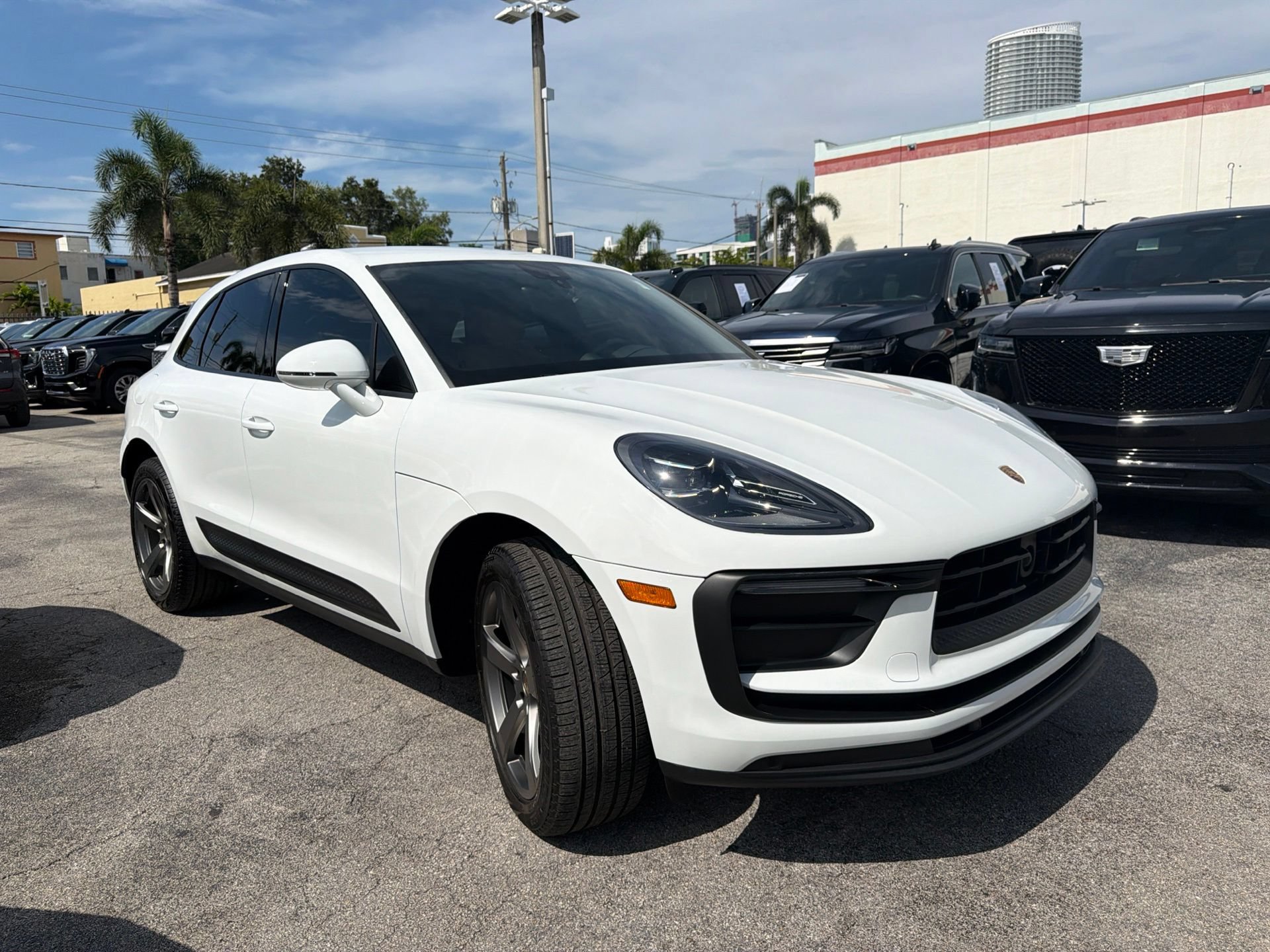 Used 2025 Porsche Macan AWD/4WD image 3