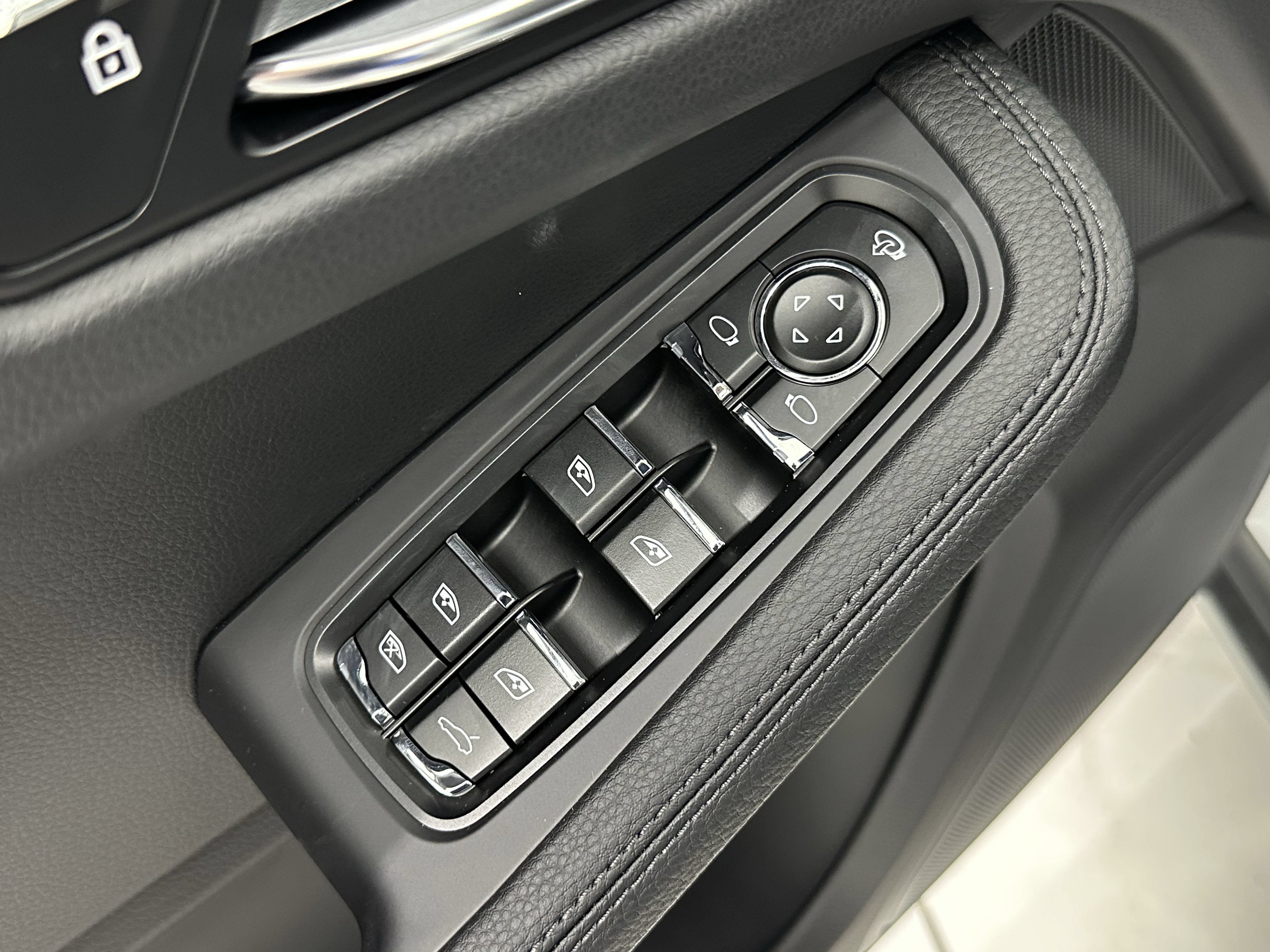 Used 2025 Porsche Macan AWD/4WD image 28