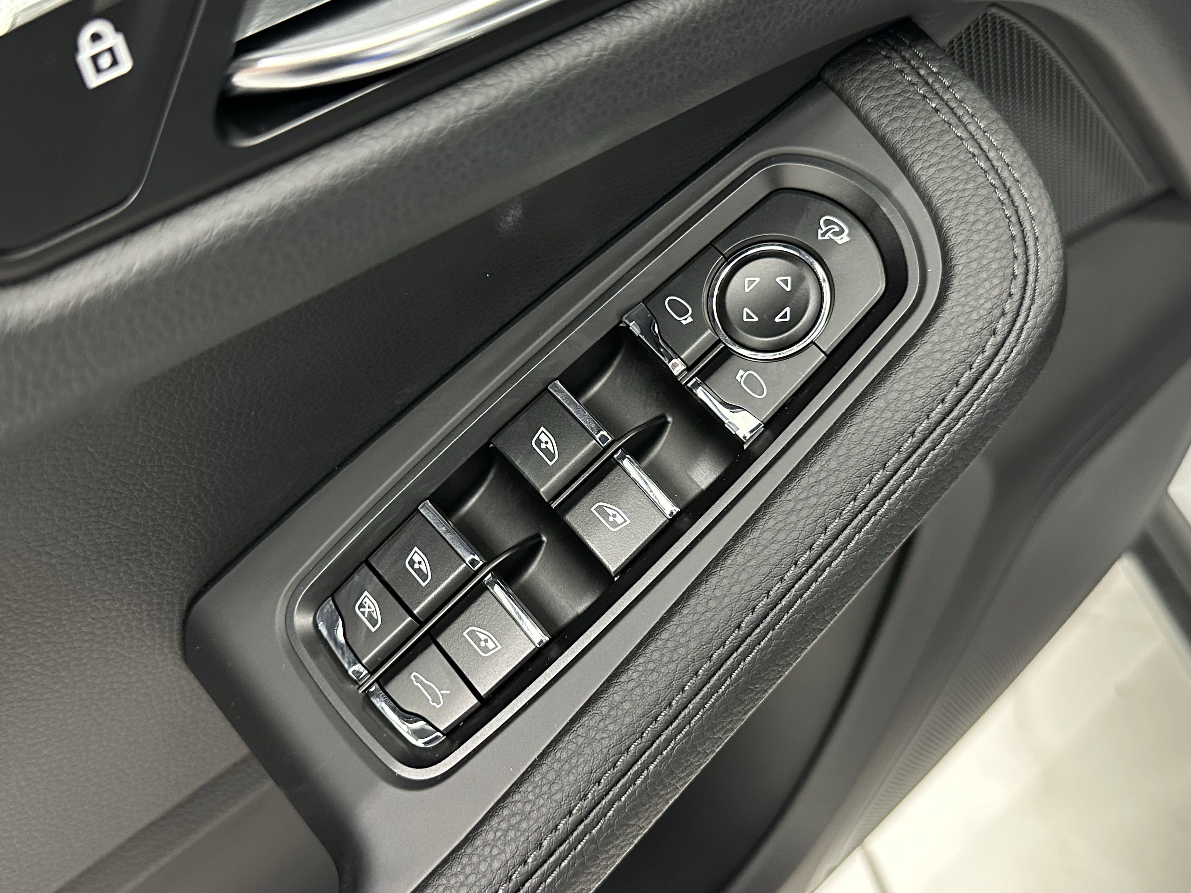 Certified 2025 Porsche Macan image 28