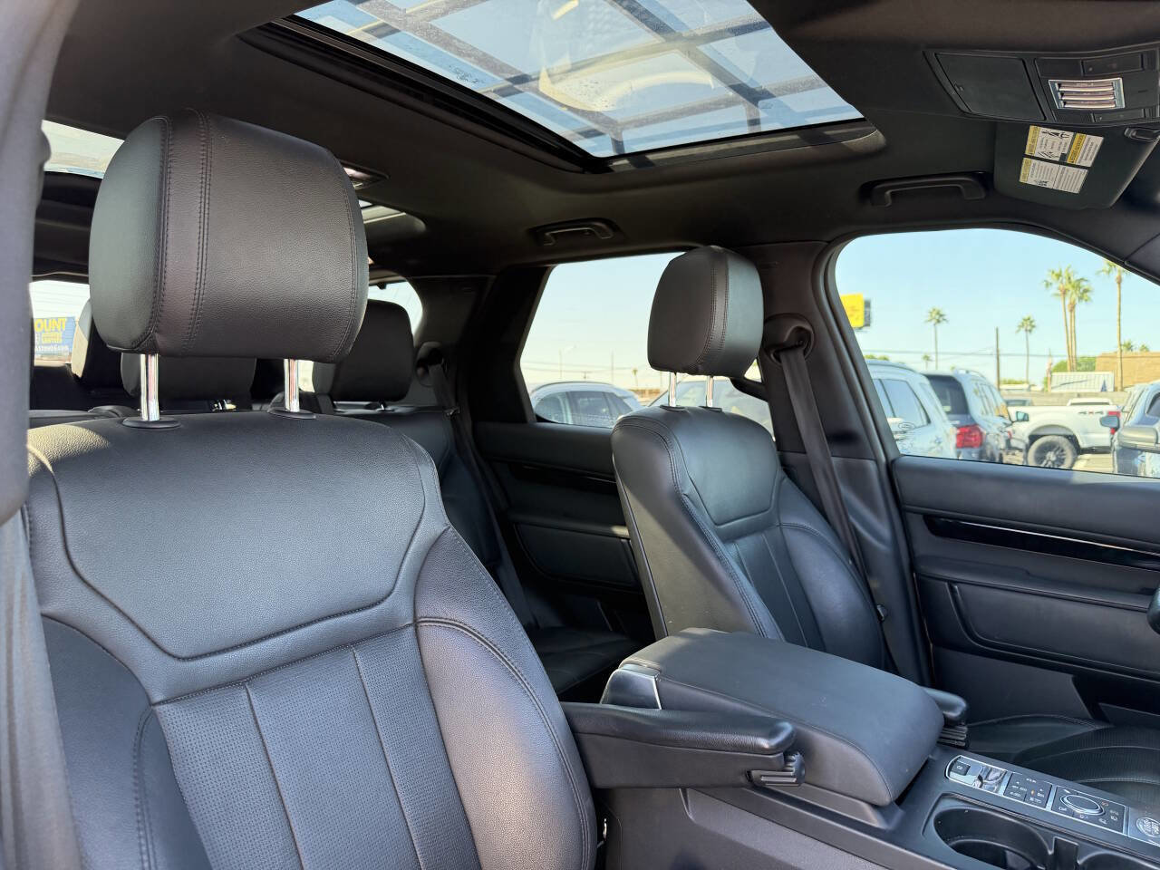 Used 2017 Land Rover Discovery SE image 33