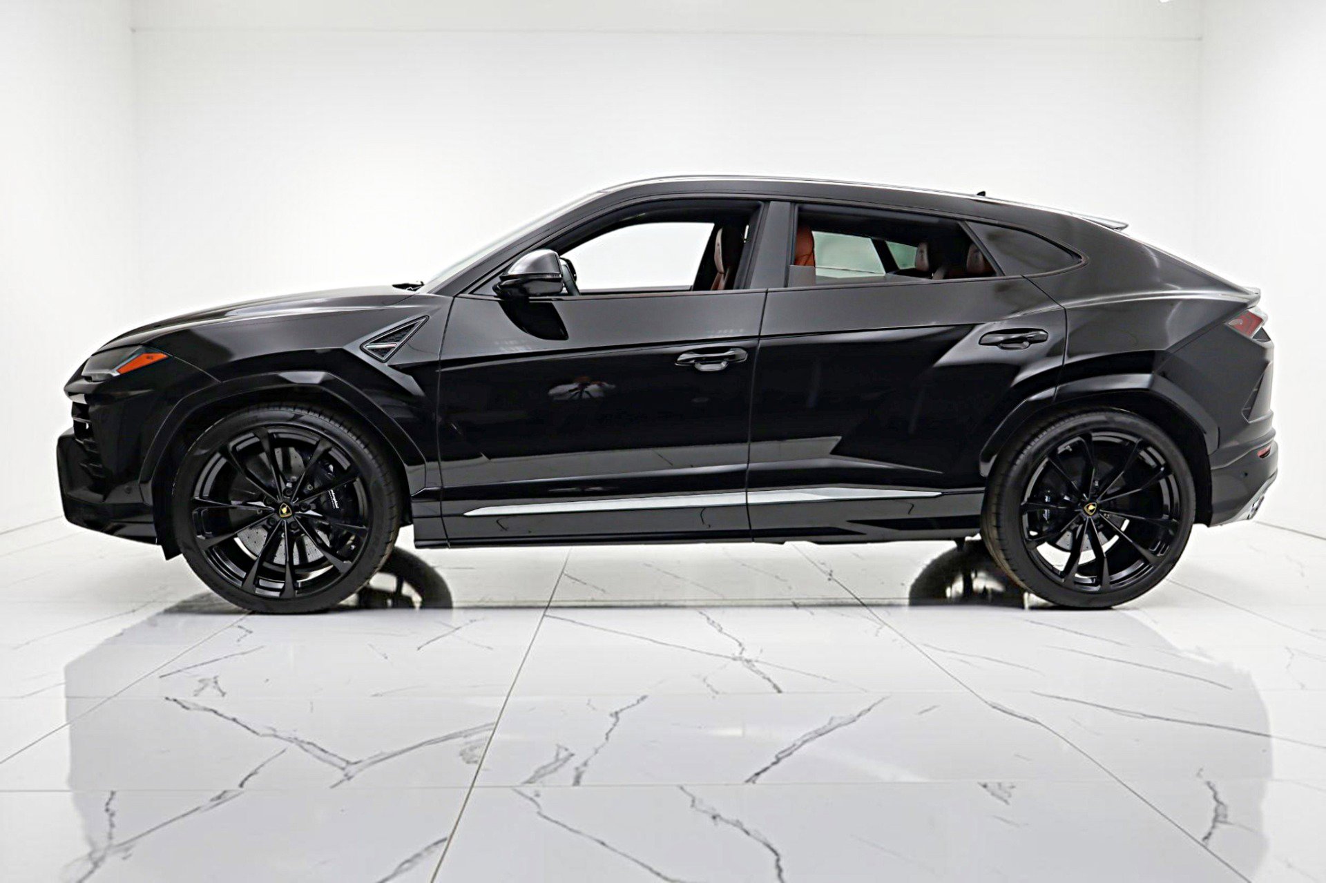 Used 2019 Lamborghini Urus AWD/4WD image 3