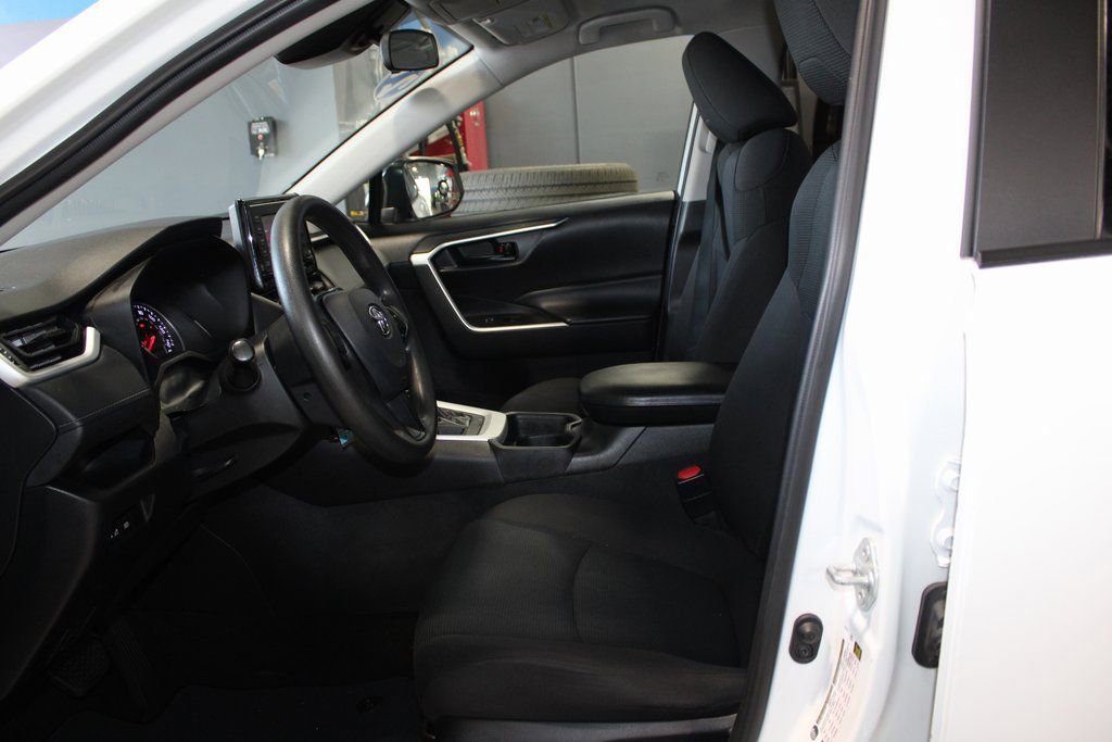 Used 2021 Toyota RAV4 LE image 11