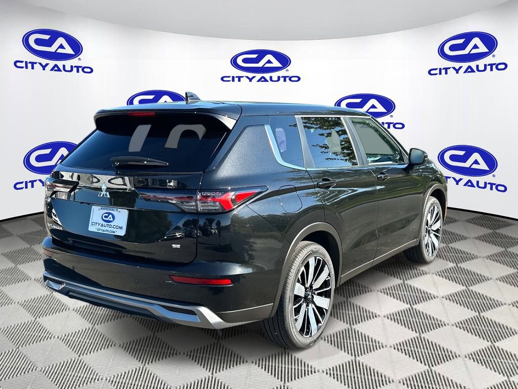 Used 2025 Mitsubishi Outlander SE image 3