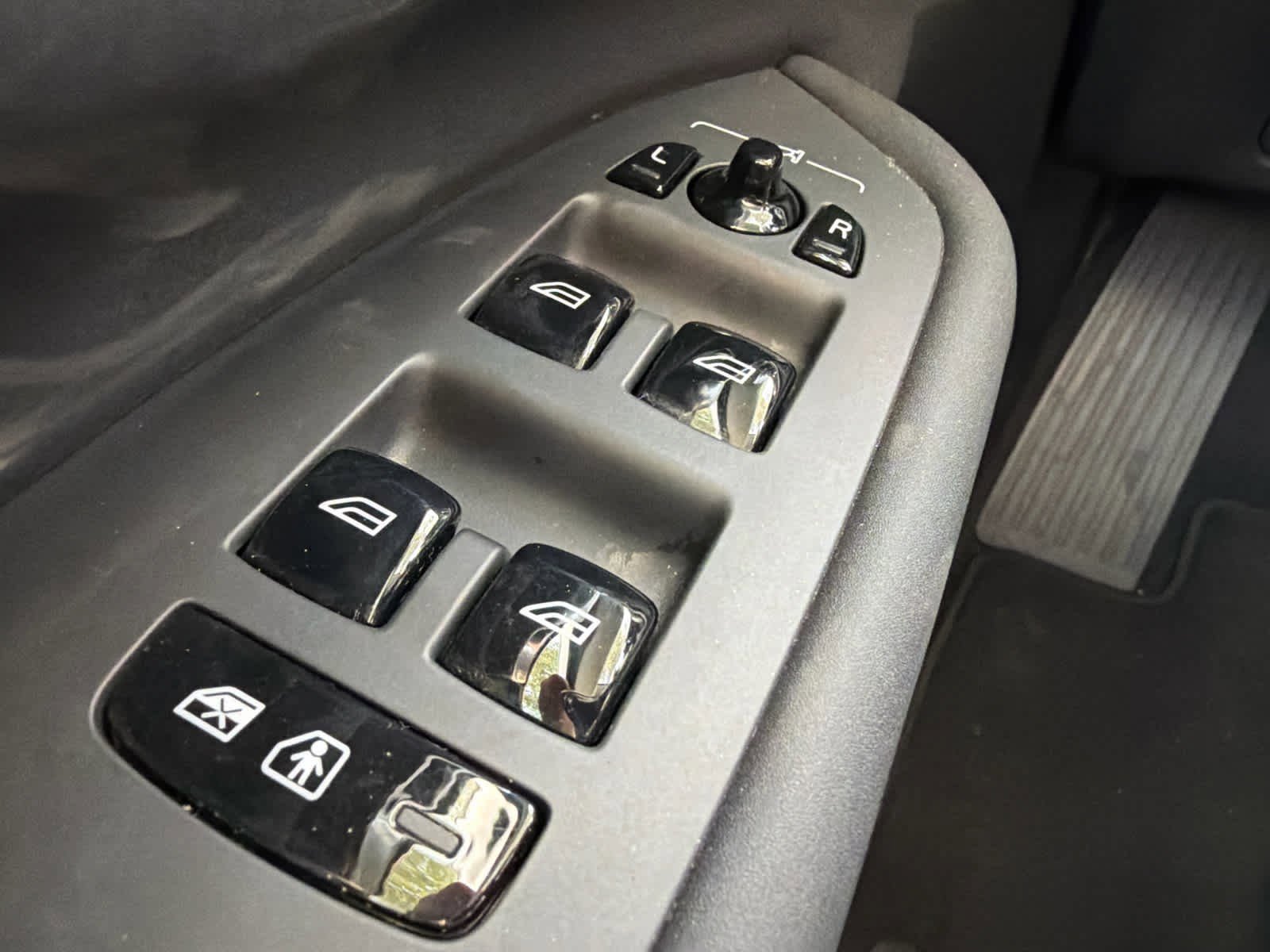 Certified 2025 Volvo XC90 B6 Plus image 65