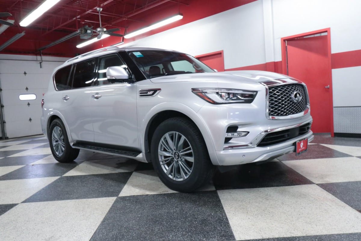 Used 2023 INFINITI QX80 Luxe w/ Cargo Package RWD image 2