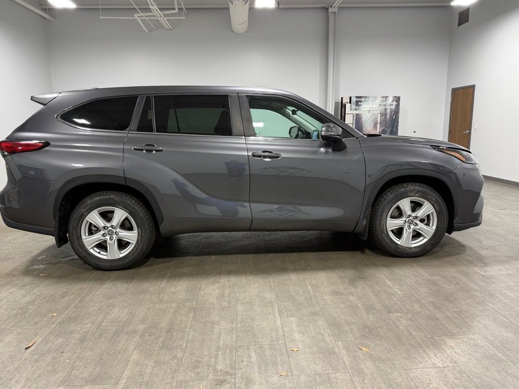 Used 2023 Toyota Highlander L image 3