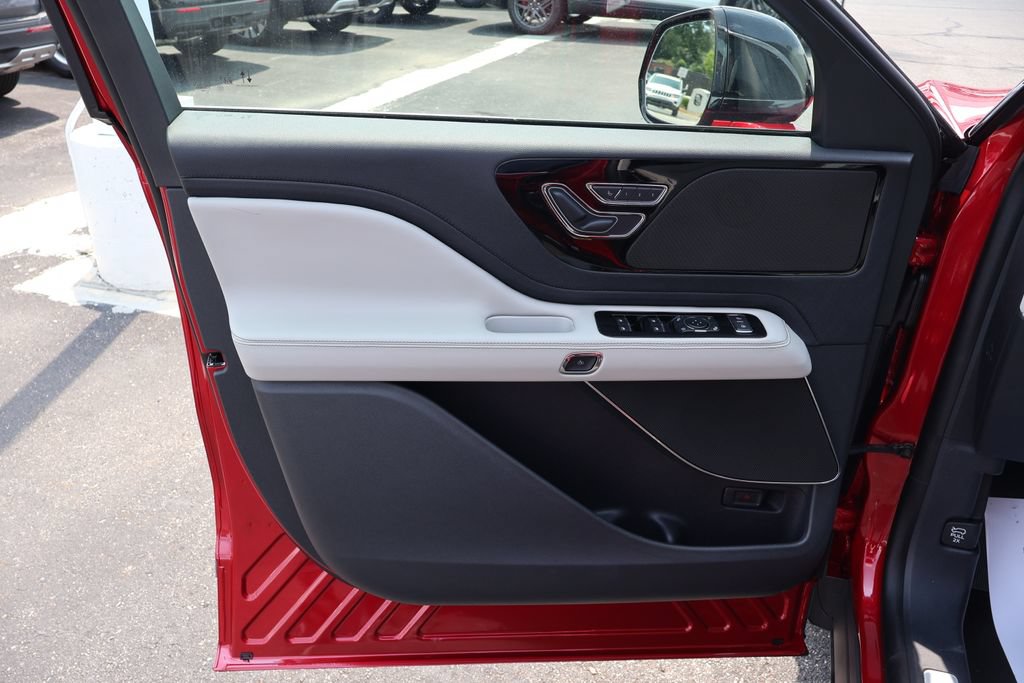 New 2026 Lincoln Aviator AWD image 17