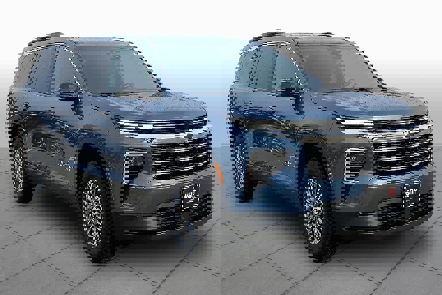 Used 2025 Chevrolet Traverse LT w/ Driver Confidence Package FWD image 3